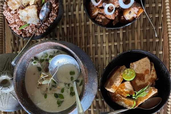 filipino cuisines like fish in coconut milk, pork crackling, chicken adobo and some vegetable salads