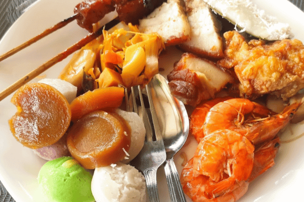rice cakes, pork barbecue, pork belly, shrimp and other local delicacies on one plate